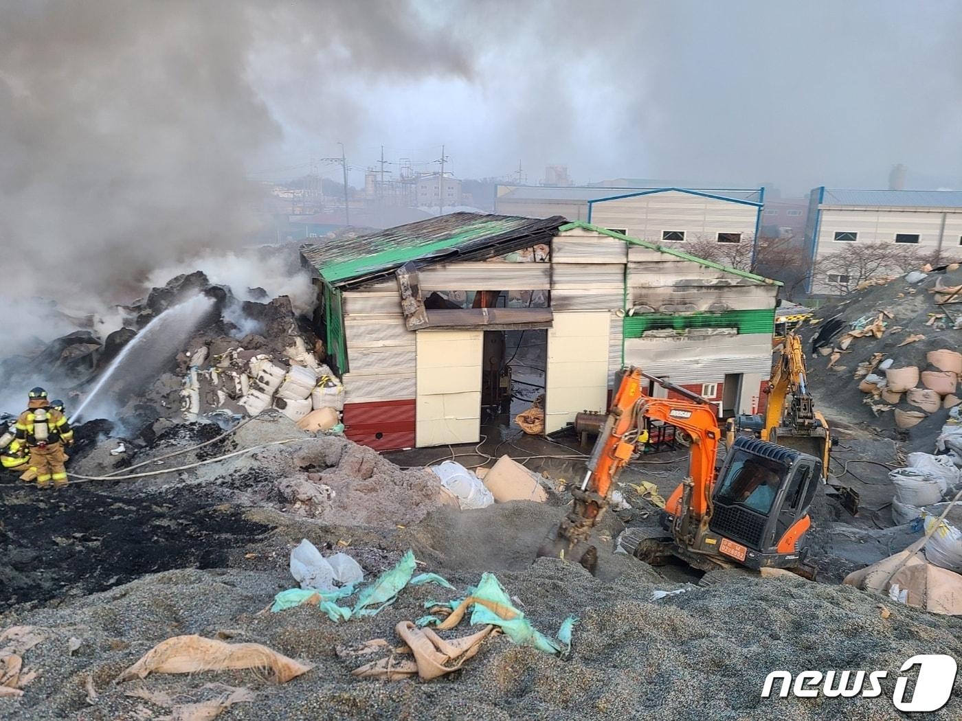 지난 27일 충남 아산 둔포면의 한 폐공장에서 발생한 화재 현장에서 소방당국이 포크레인을 동원해 폐자재 등을 제거하며 진화 작업을 벌이고 있다. &#40;아산소방서 제공&#41;