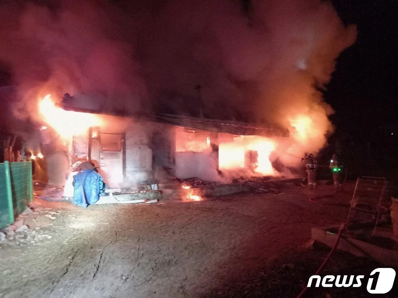 2일 오후 8시27분쯤 충북 영동군 학산면 지내리 한 주택에서 불이 났다.&#40;영동소방서 제공&#41;