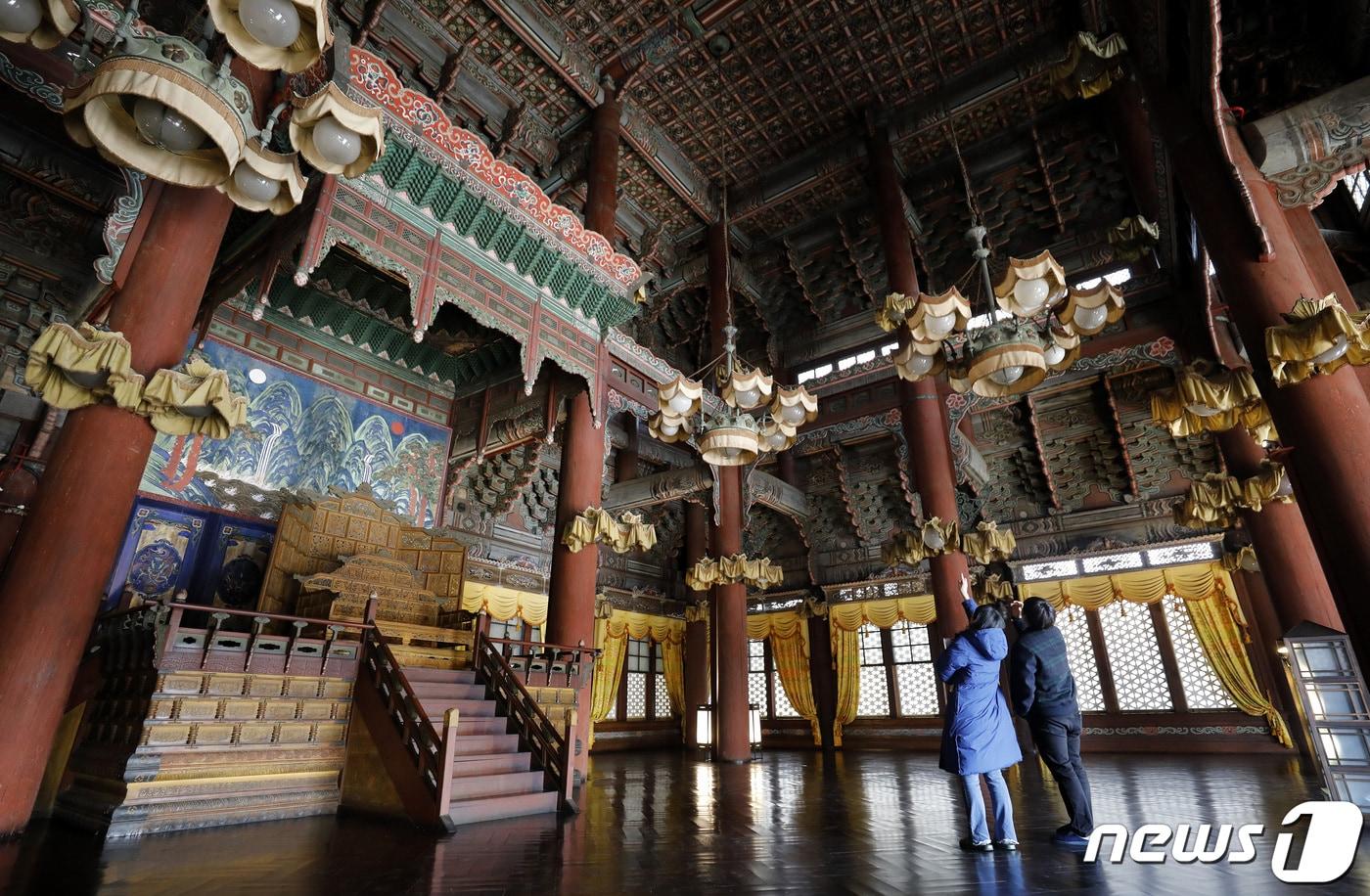 서울 창덕궁을 찾은 관람객들이 인정전 내부를 관람하고 있다. 2023.3.3/뉴스1 ⓒ News1 박지혜 기자