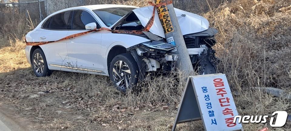 지난달 27일 오후 5시께 홍성군 은하면의 한 도로에서 승용차가 전신주를 들이받고 부러진 전신주를 지탱하고 있다. &#40;독자제공&#41;/뉴스1