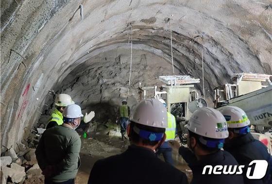 토사유출 사고가 발생한 부산 대심도 터널 내부에서 관계자들이 점검을 하고 있다&#40;부산시청 제공&#41;   