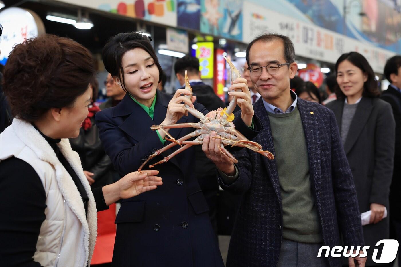 윤석열 대통령 부인 김건희 여사가 3일 경북 포항 죽도시장을 방문해 대게를 들어보고 있다. &#40;대통령실 제공&#41; 2023.3.3/뉴스1 ⓒ News1 오대일 기자