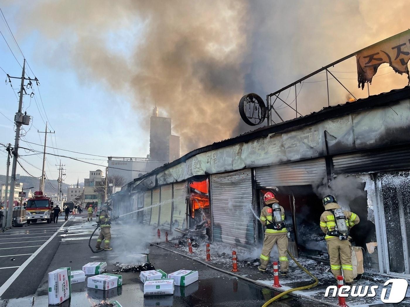 3일 오후 4시23분께 충남 공주시 교동 농산물직판장에서 화재가 발생했다. 소방당국이 화재를 진압하고 있다. &#40;공주소방서 제공&#41; / 뉴스1 