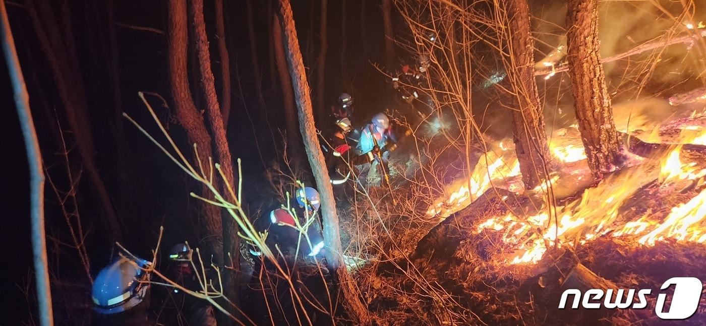 3일 전라남도 순천시 월등면 망원리 야산에서 산불이 발생해 산불진화대원들이 화재를 진화하고 있다. 산불 2단계가 발령됐으며 산림청은 인명 피해는 없고5시간 18분 만에 주불진화를 완료했다고 밝혔다. 2023.3.3/뉴스1