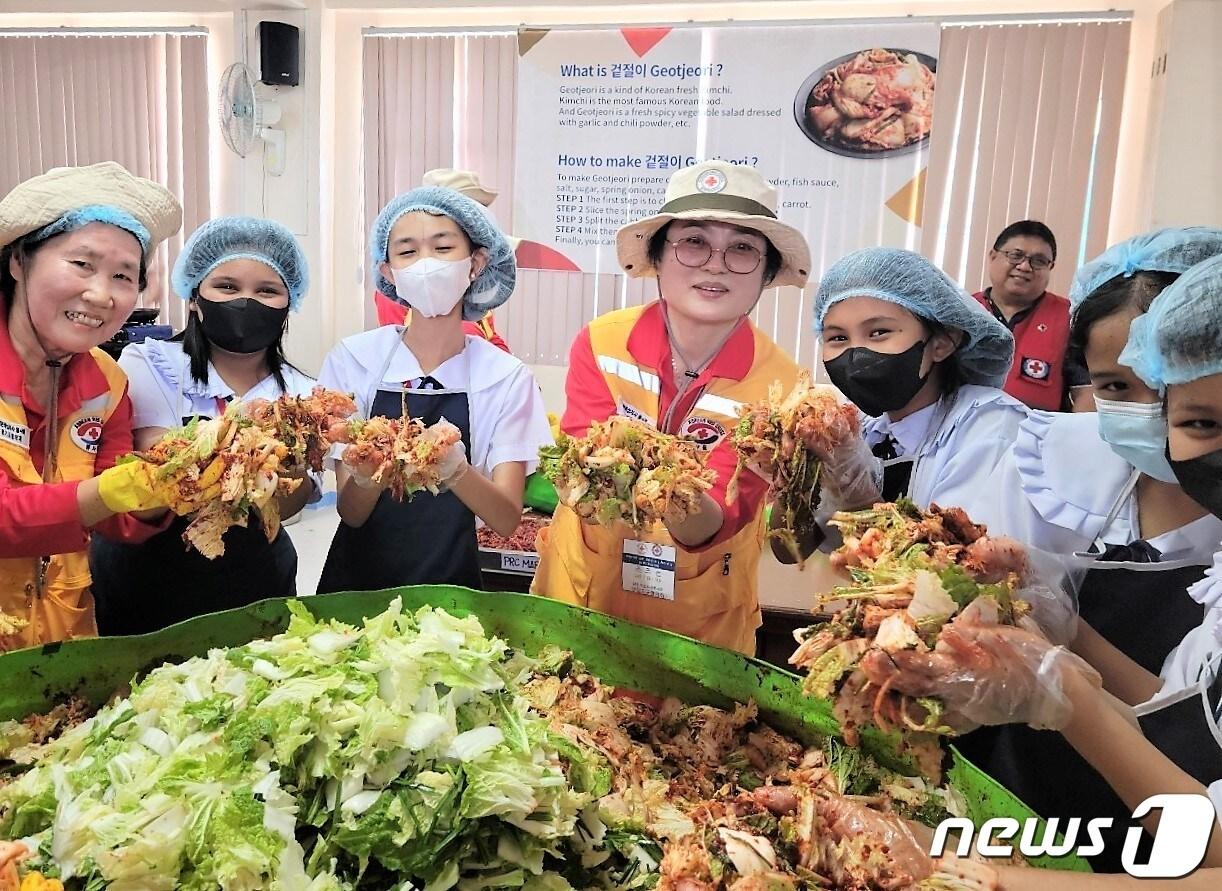 해외 봉사활동.&#40;적십자 경기지사 제공&#41;