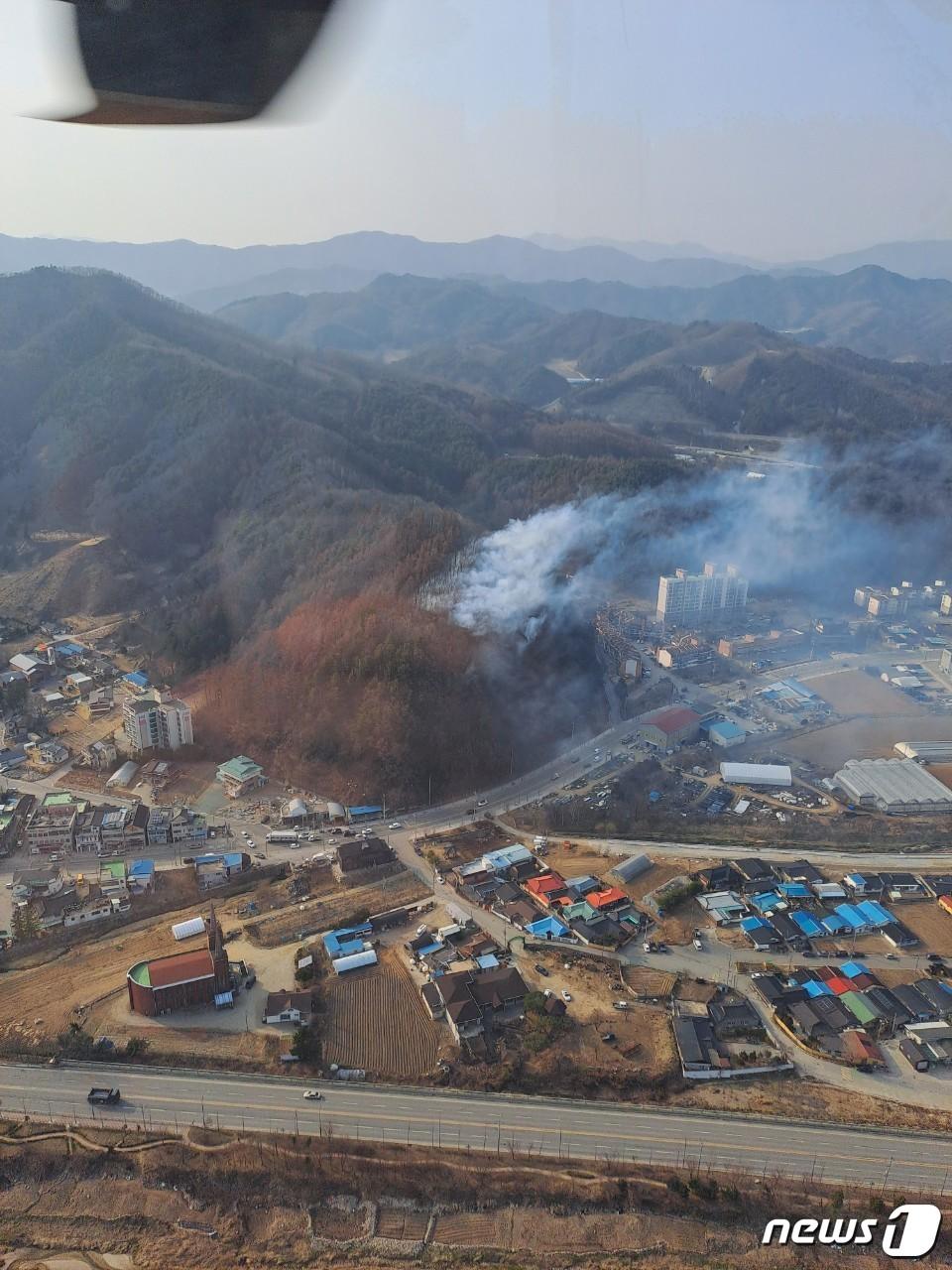 29일과 같은 곳에서 산불이 발생한 강원 평창군 진부면 하진부리의 한 야산.&#40;강원도소방본부 제공&#41;