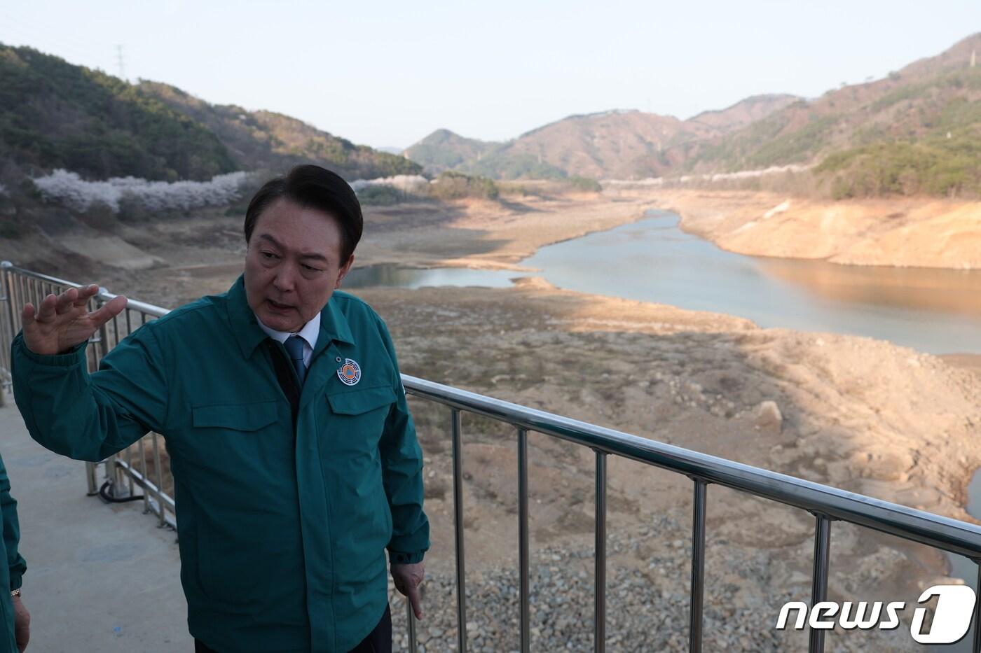 윤석열 대통령이 31일 전남 순천시 주암조절지댐을 찾아 가뭄 상황을 점검하고 있다. &#40;대통령실 제공&#41; 2023.3.31/뉴스1 ⓒ News1 안은나 기자