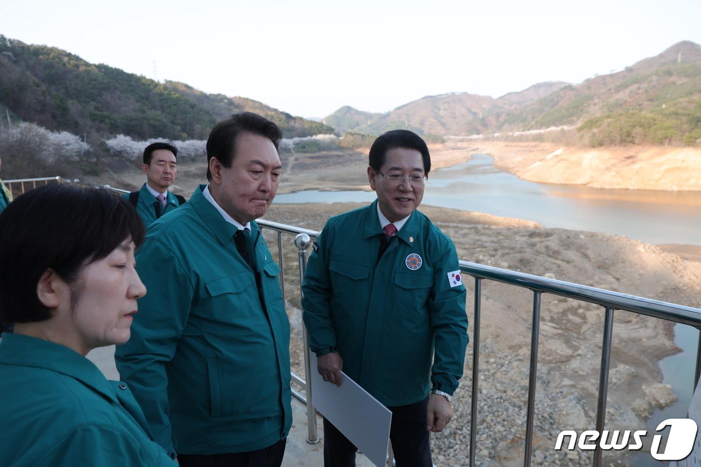 윤석열 대통령이 전남 순천시 주암조절지댐을 찾아 김영록 전남도지사와 한화진 환경부 장관으로부터 가뭄 상황을 보고받고 있다. &#40;대통령실 제공&#41; 2023.3.31/뉴스1 ⓒ News1 안은나 기자