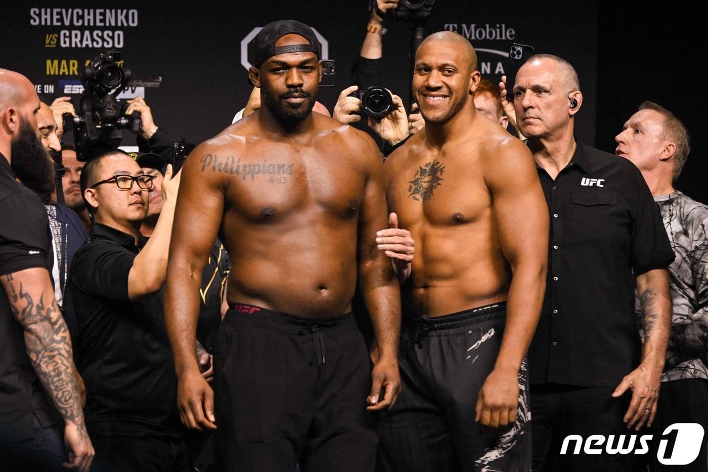 UFC 285 메인이벤트에서 맞붙는 존 존스&#40;왼쪽&#41;와 시릴 간. ⓒ AFP=뉴스1