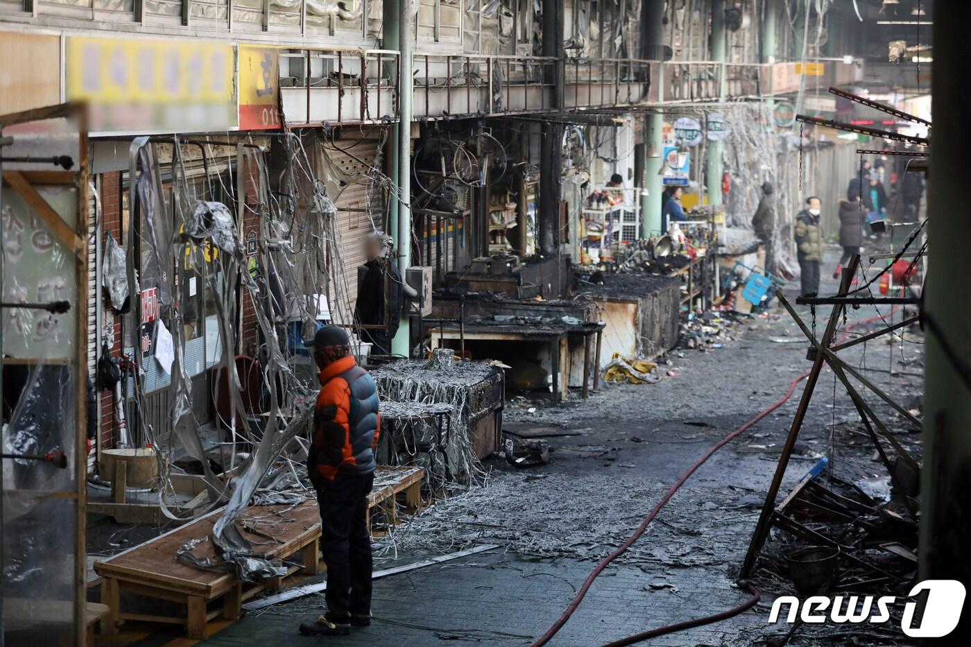 인천시 동구 송림동 현대시장에서 상인들이 화재로 인해 잿더미로 변한 점포를 살펴보고 있다. /뉴스1 ⓒ News1 정진욱 기자