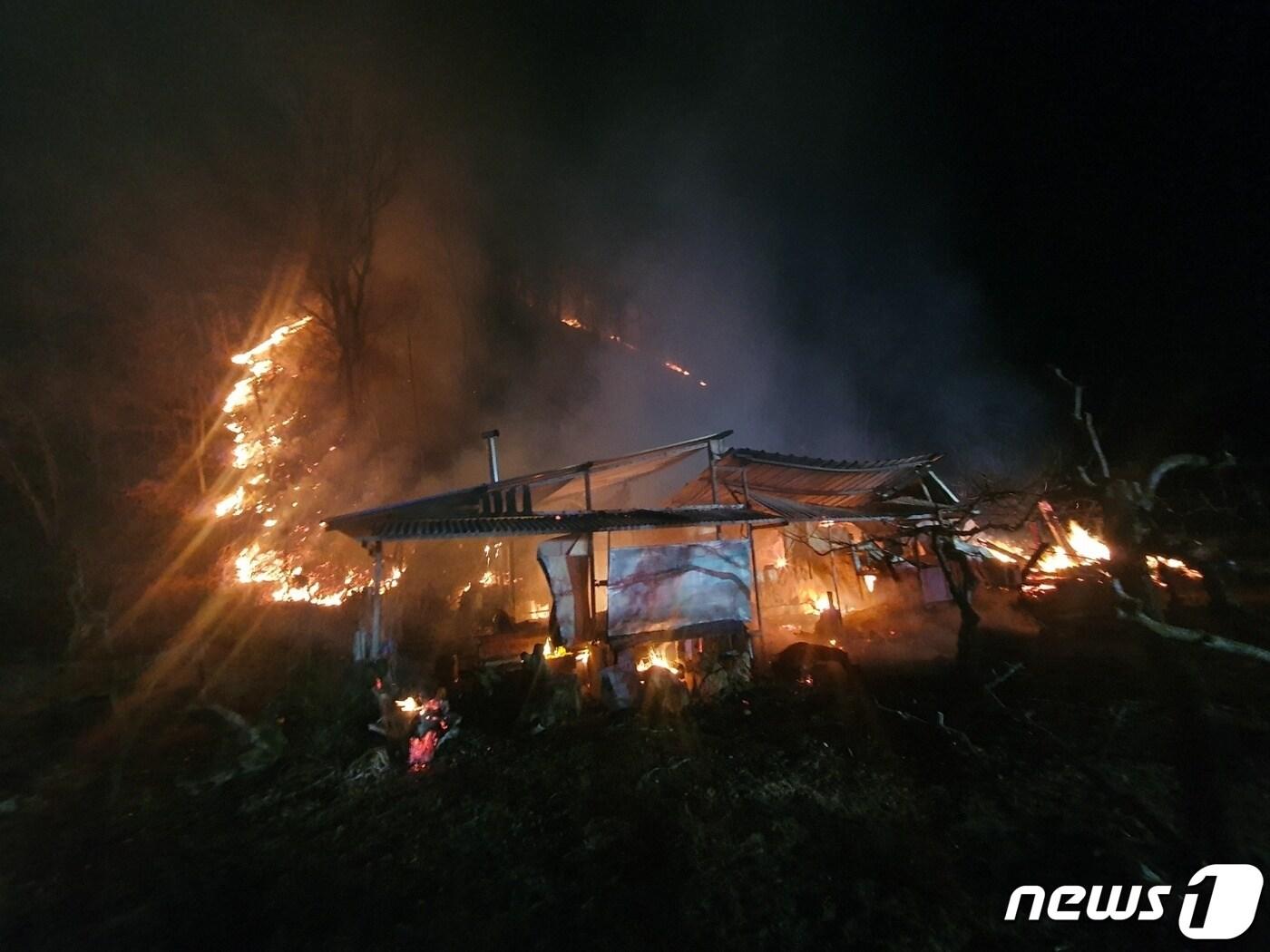 6일 0시17분쯤 경북 성주군 선남면 한 야산에서 불이 나 산림당국이 진화 중이다.&#40;산림청 제공&#41;/뉴스1