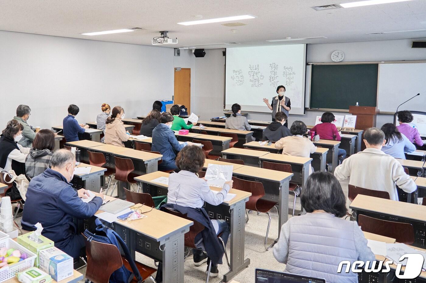 경기도가 ‘경기 베이비부머 행복캠퍼스’ 상반기 참여자를 모집 중이다. 사진은 지난해 교육 모습.&#40;경기도 제공&#41;/