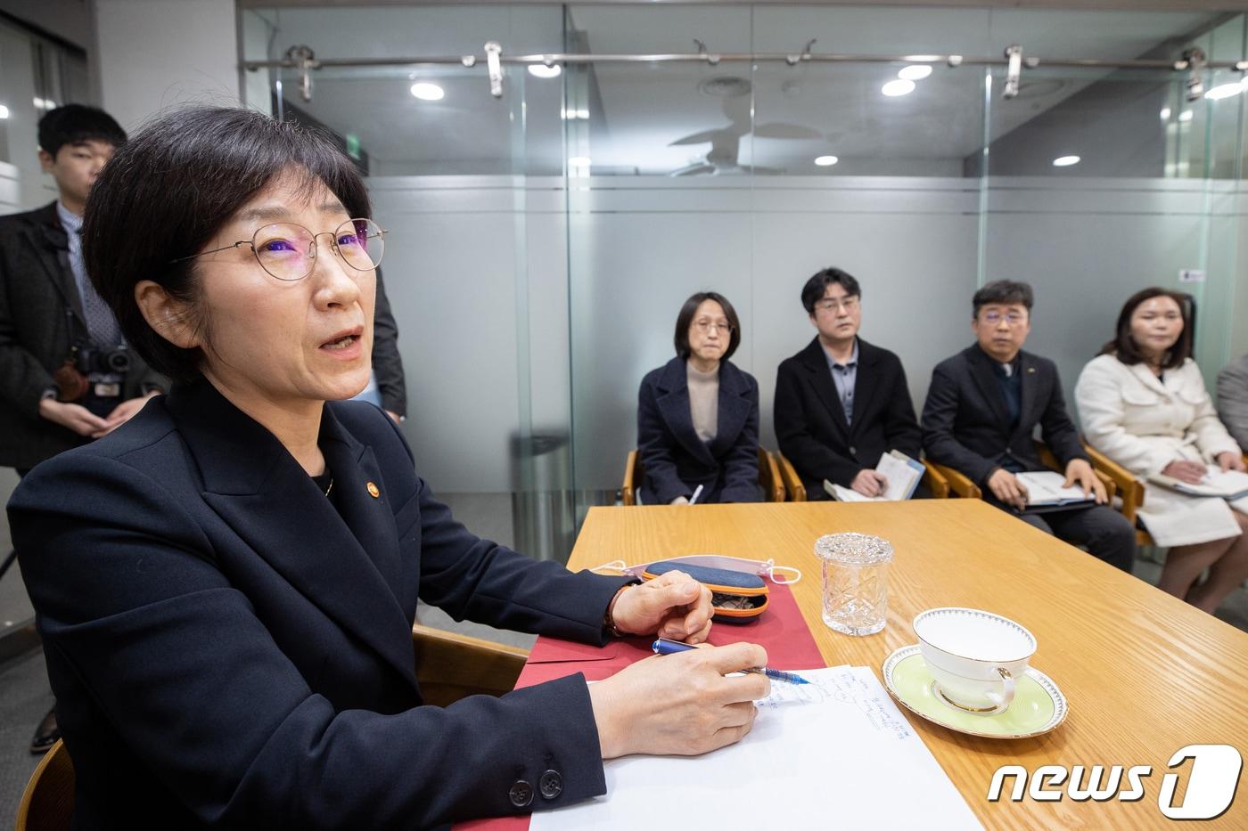 한화진 환경부장관이 서울 은평구 소재 한국환경산업기술원에서 가습기살균제 피해구제 업무 현황을 설명을 듣고, “피해자들이 신속하고 공정하게 구제를 받을 수 있도록 맡은 업무에 최선을 다해 줄 것”을 당부하고 있다. &#40;환경부 제공&#41; 2023.3.6/뉴스1