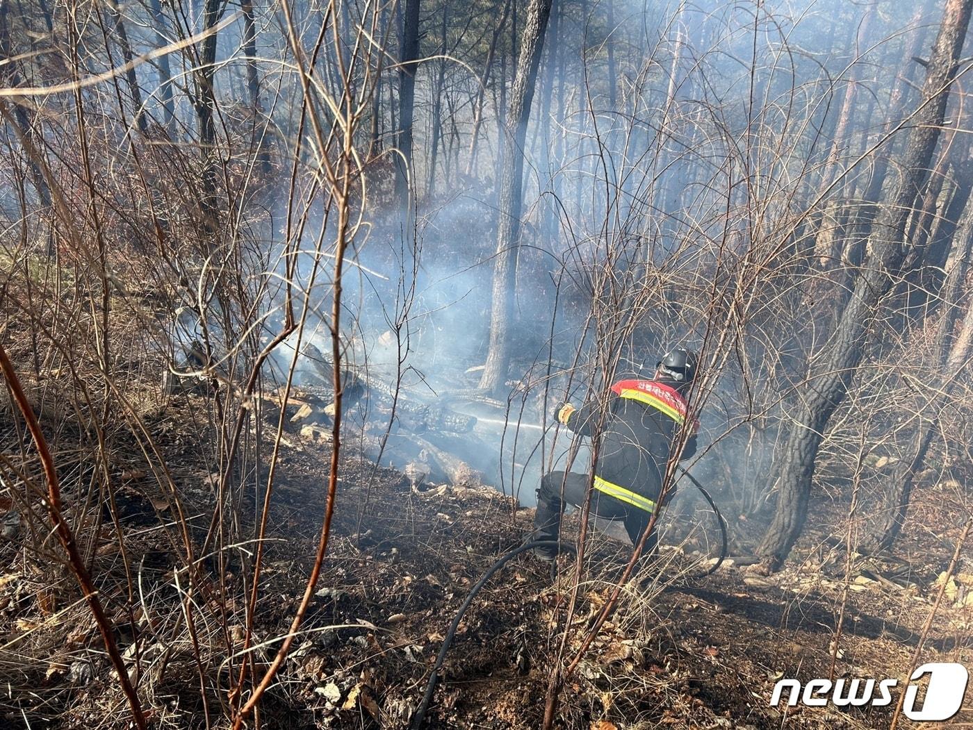 6일 오후 전남 고흥군 풍양면 풍남리 산 99-1 일원에서 산불이 발생하자 산불진화대원이 진압하고 있다. 산림청 중앙산불방지대책본부는 2시간 6분만에 주불진화를 완료했다고 밝혔다. &#40;산림청 제공&#41; 2023.3.6/뉴스1