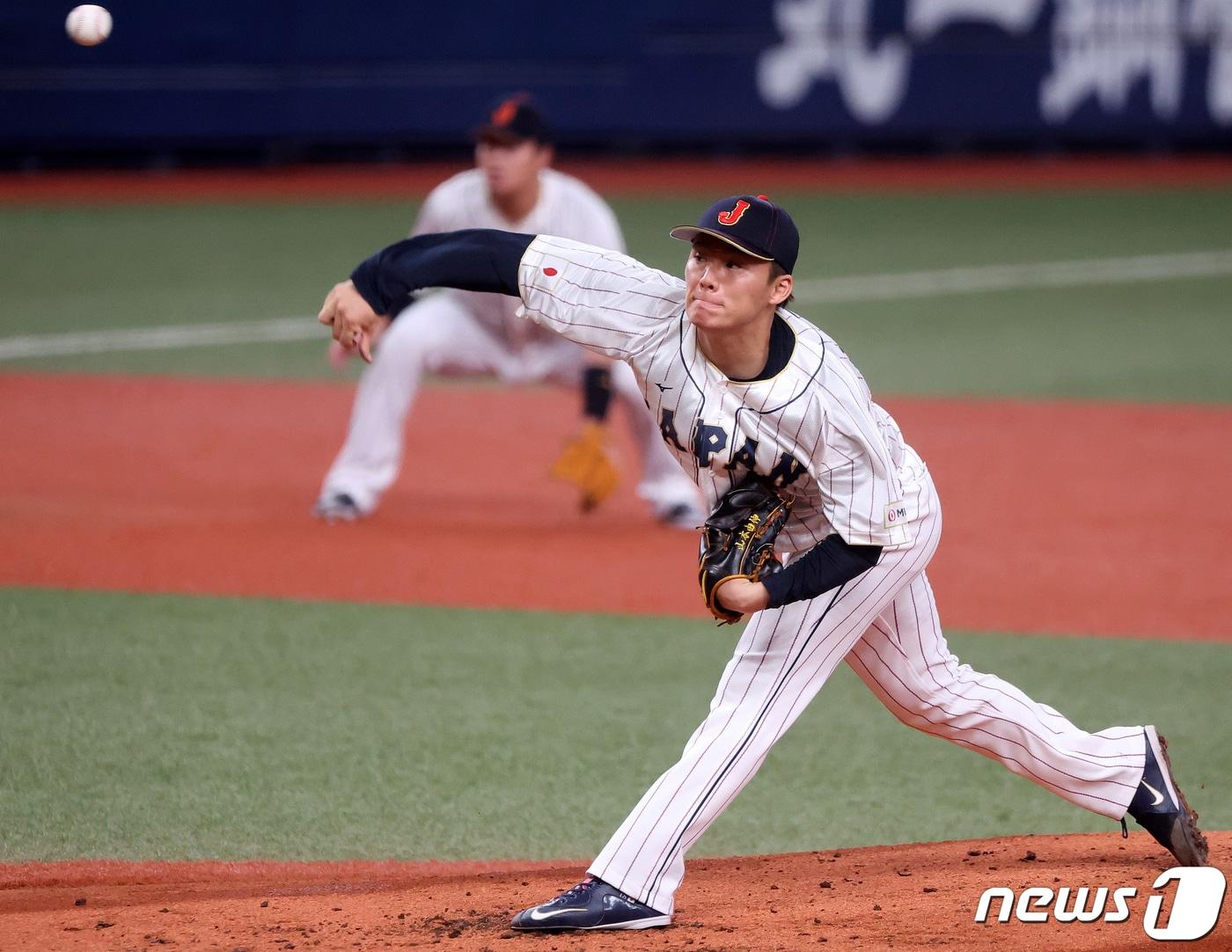 6일 오후 일본 오사카 교세라 돔에서 열린 일본 WBC 대표팀과 일본 프로야구 한신 타이거스의 경기, 일본 대표팀 야마모토 요시노부가 선발 등판해 1회말 힘차게 공을 던지고 있다. 2023.3.6/뉴스1 ⓒ News1 김진환 기자