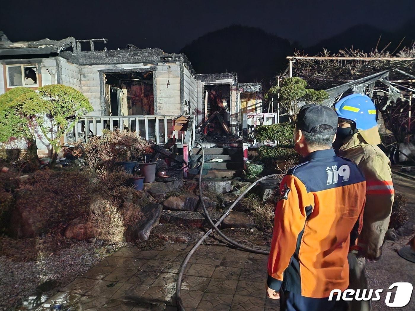 남화영 소방청장 직무대리가 지난 6일 화재진압 중에 소방관 1명이 순직한 전북 김제시 단독주택 화재 현장을 찾아 보고받고 있다. 순직한 소방관은 인명 구조를 위해 투입됐다가 미처 밖으로 빠져나오지 못한 것으로 전해졌다. &#40;소방청 제공&#41; 2023.3.7/뉴스1