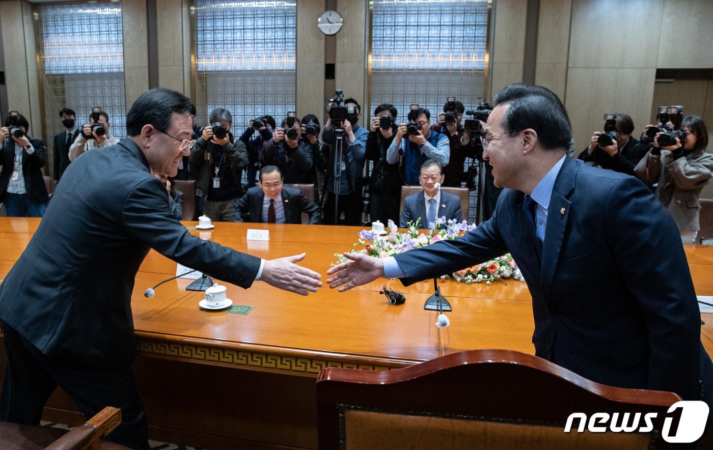 주호영 국민의힘 원내대표&#40;왼쪽&#41;와 박홍근 더불어민주당 원내대표가 7일 오전 서울 여의도 국회에서 열린 튀르키예·시리아 지진 피해 의연금 전달식에서 만나 악수하고 있다. 2023.3.7/뉴스1 ⓒ News1 이재명 기자