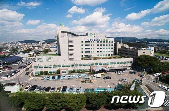 7일 충북 청주·충주의료원 일부 과목 장기 휴진이 이어지면서 의대 정원을 확대해야 한다는 의견이 의료원 관계자 사이에서 나오고 있다. 사진은 청주의료원.&#40;자료사진&#41;2023.3.7/뉴스1