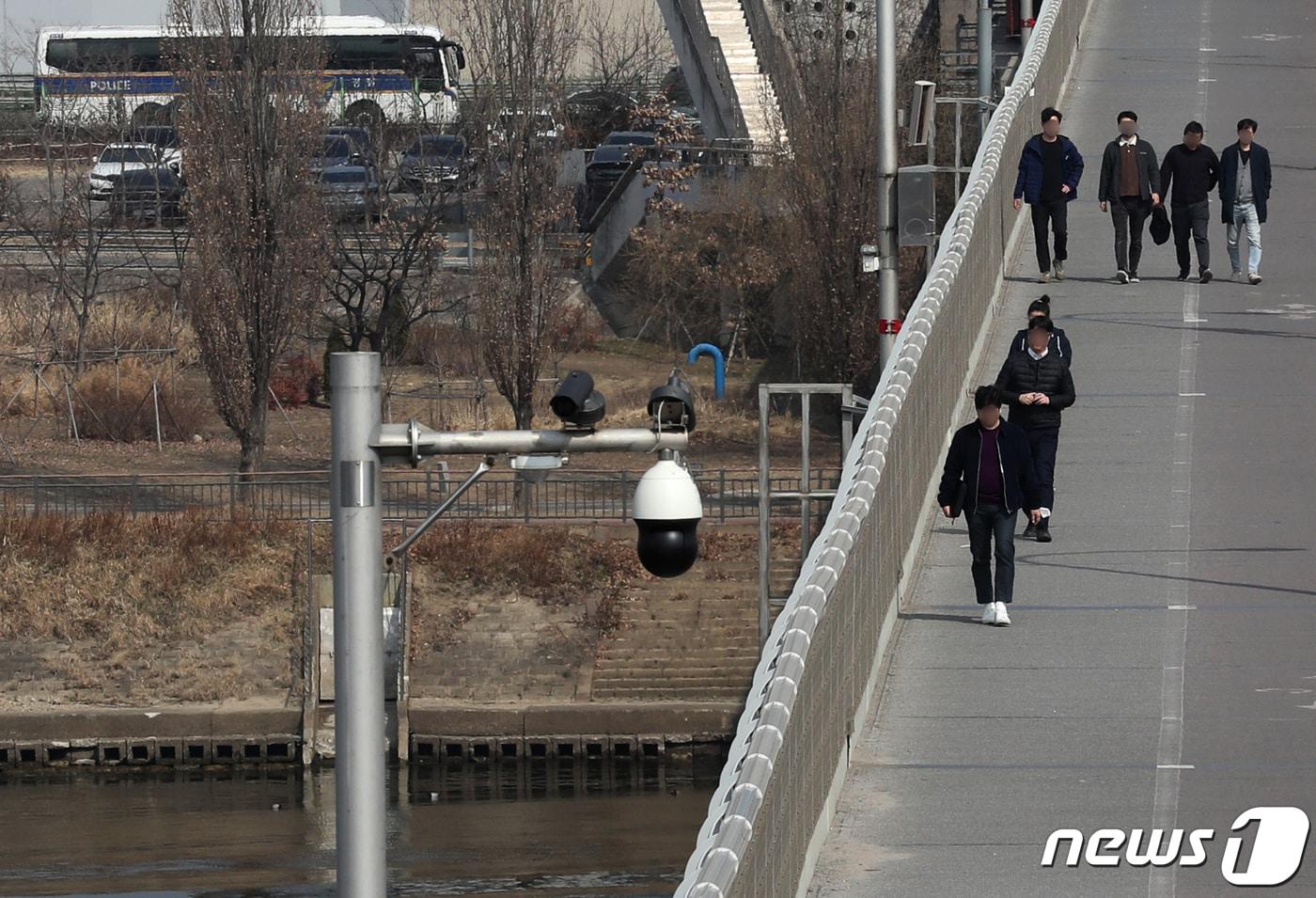 5일 낮 12시 17분쯤 충북 충주시 신목행대교 난간에 백발의 남성이 매달려 있다는 신고가 접수됐다.&#40;자료사진&#41;/뉴스1 ⓒ News1 송원영 기자