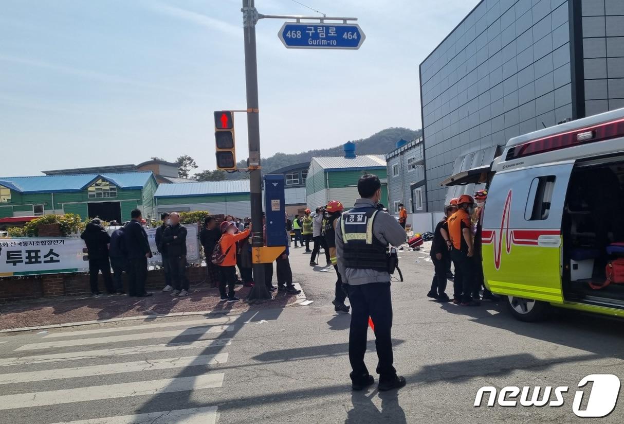 8일 오전 10시 30분께 전북 순창군 구림면 한 농협 주차장에서 1t트럭이 조합장 투표를 기다리던 인파를 들이받았다. 이 사고로 현재까지 3명이 숨지고, 17명은 다쳐 치료 중이다.&#40;독자제공&#41;2023.3.8/뉴스1