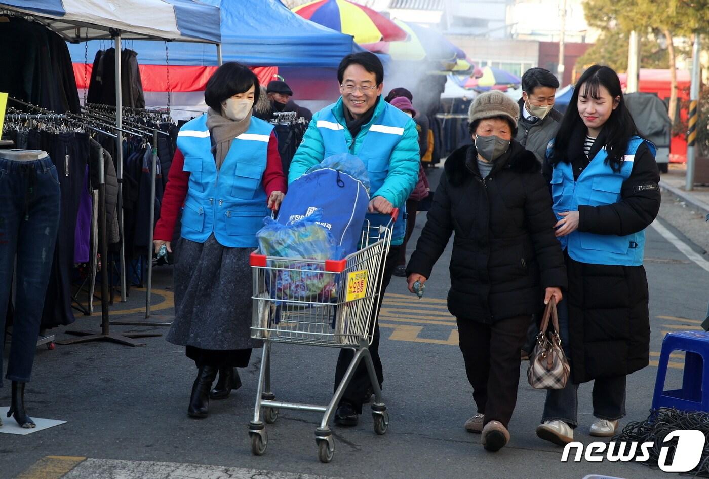 강진원 강진군수&#40;왼쪽 두번째&#41;가 소상공인을 격려하고 의견을 청취하기 위해 강진읍 전통시장을 방문해 장을 보고 있다.&#40;강진군 제공&#41;/뉴스1