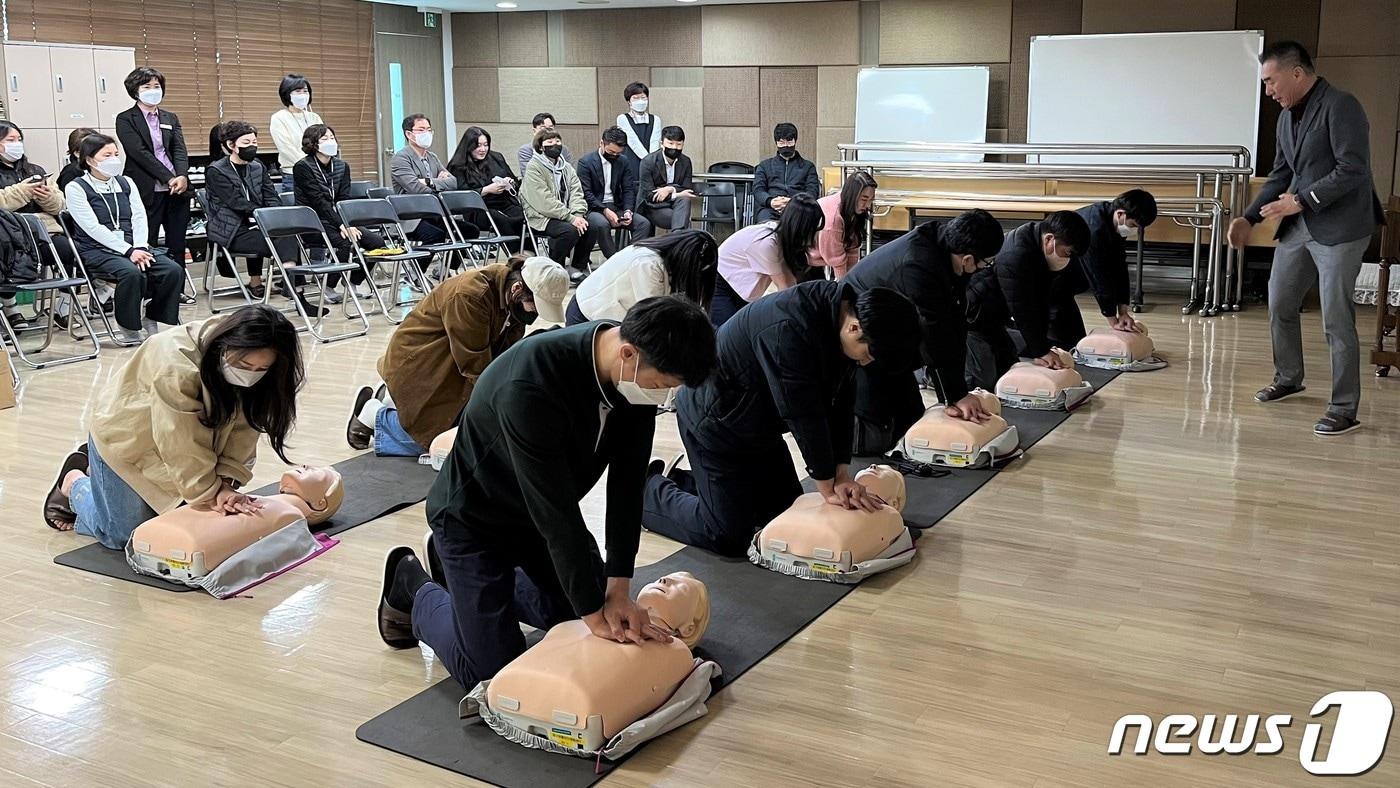 울산 동구청은  현대백화점 동구점 직원들 대상으로 심폐소생술 교육을 실시했다고 8일 밝혔다.&#40;동구청 제공&#41;