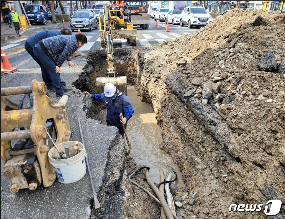 8일 오전 8시께 울산 남구 공업탑 동서오거리 방향 배수관이 파열돼 울산시상수도본부가 긴급 복구작업을 벌이고 있다.