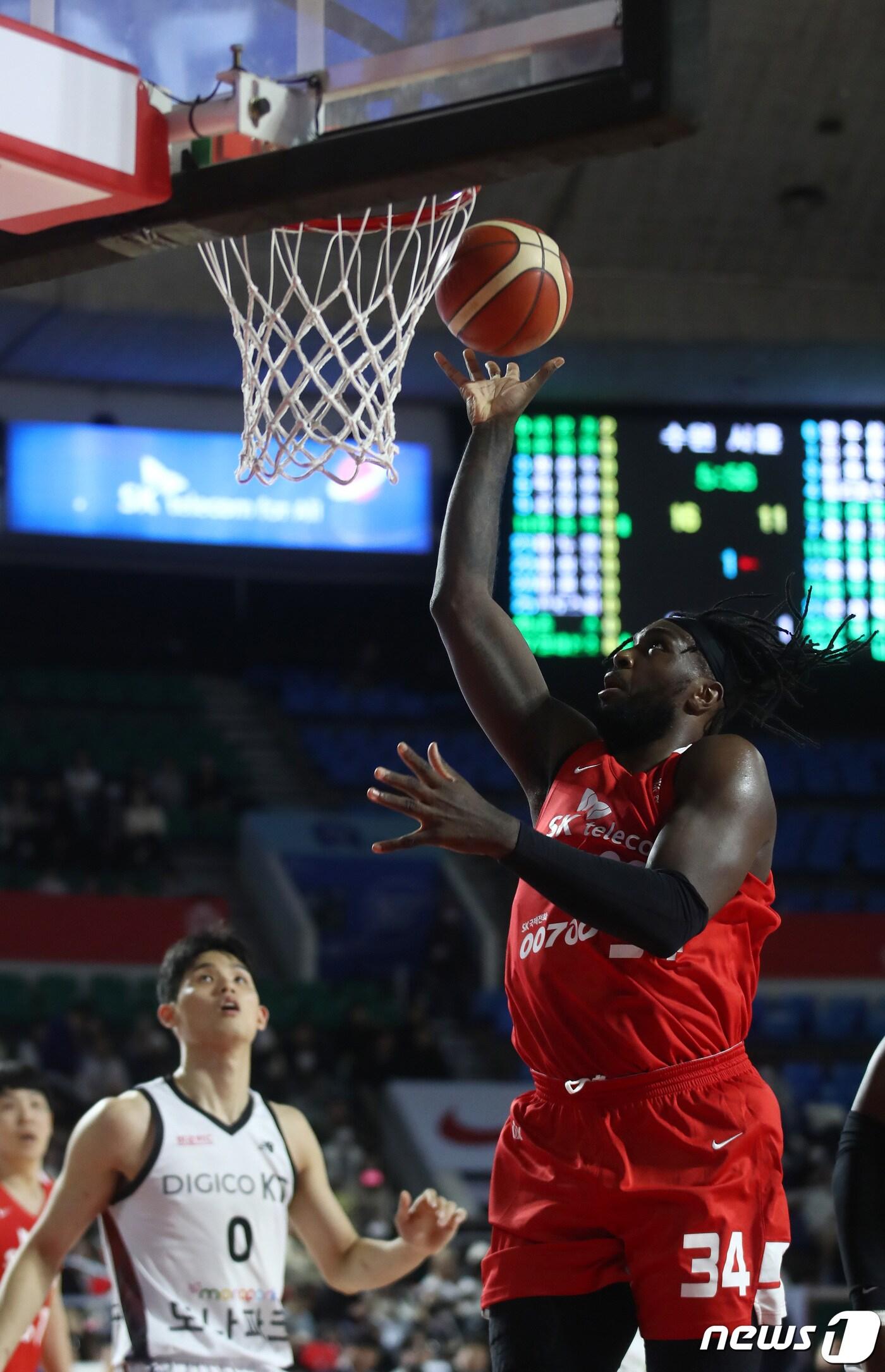 8일 오후 서울 송파구 잠실학생체육관에서 열린 SKT 에이닷 프로농구 2022-2023 KBL 서울 SK나이츠와 수원KT의 경기에서 SK 자밀워니가 슛을 시도하고 있다. 2023.3.8/뉴스1 ⓒ News1 김민지 기자