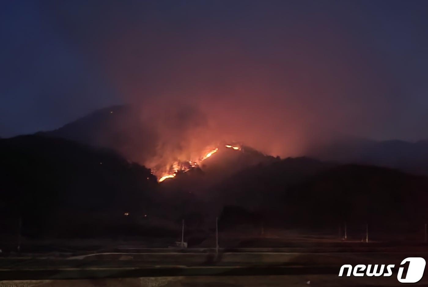 합천군 용주면 야산에서 발생한 산불이 8일 오후 11시15분 현재 진화율 82%를 보이고 있다. 2023.3.9 뉴스1/한송학기자