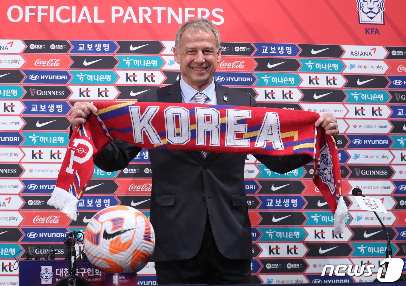 위르겐 클린스만 신임 한국 남자 축구국가대표팀 감독이 9일 경기 파주 축가대표팀 트레이닝센터&#40;NFC&#41;에서 취임 기자회견에서 머플러를 들고 기념촬영을 하고 있다. 2023.3.9/뉴스1 ⓒ News1 송원영 기자