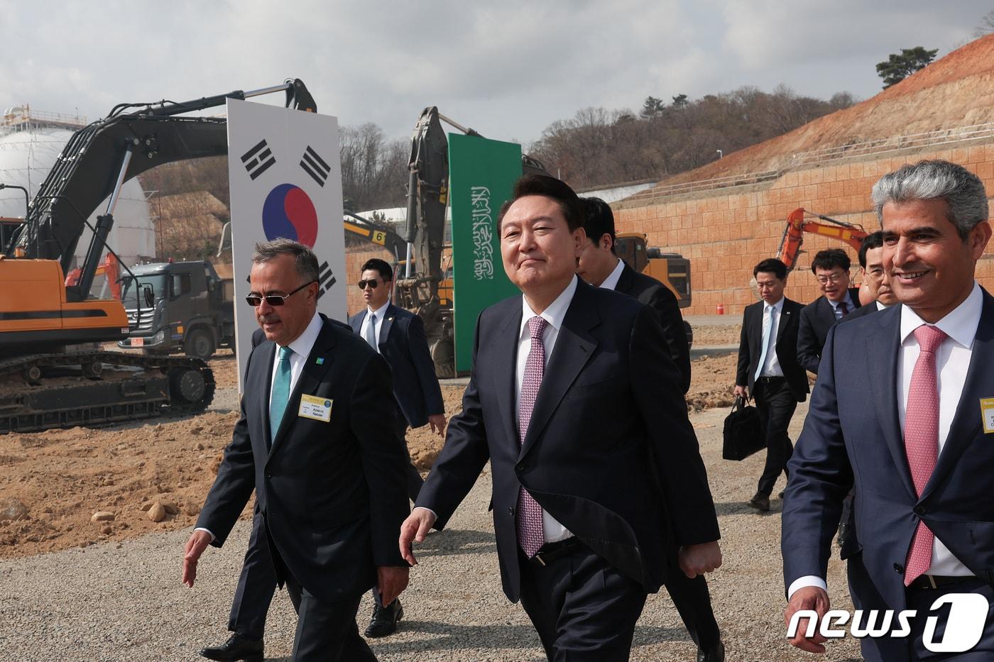 윤석열 대통령이 9일 울산 온산국가산업단지에서 열린 에쓰오일&#40;S-OIL&#41; &#39;샤힌&#40;Shaheen&#41; 프로젝트&#39; 기공식에 참석하고 있다. 샤힌 프로젝트는 에쓰오일이 추진하는 9조2580억 원 규모의 국내 최대 석유화학 프로젝트다. &#40;대통령실 제공&#41; 2023.3.9/뉴스1 ⓒ News1 오대일 기자