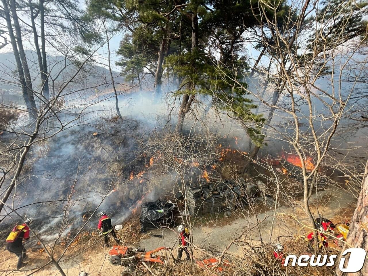 9일 경남 함양군 지곡면 보산리의 한 야산에서 불이나 산림당국이 진화에 나서고 있다.&#40;산림청 중앙산불방지대책본부 제공&#41;