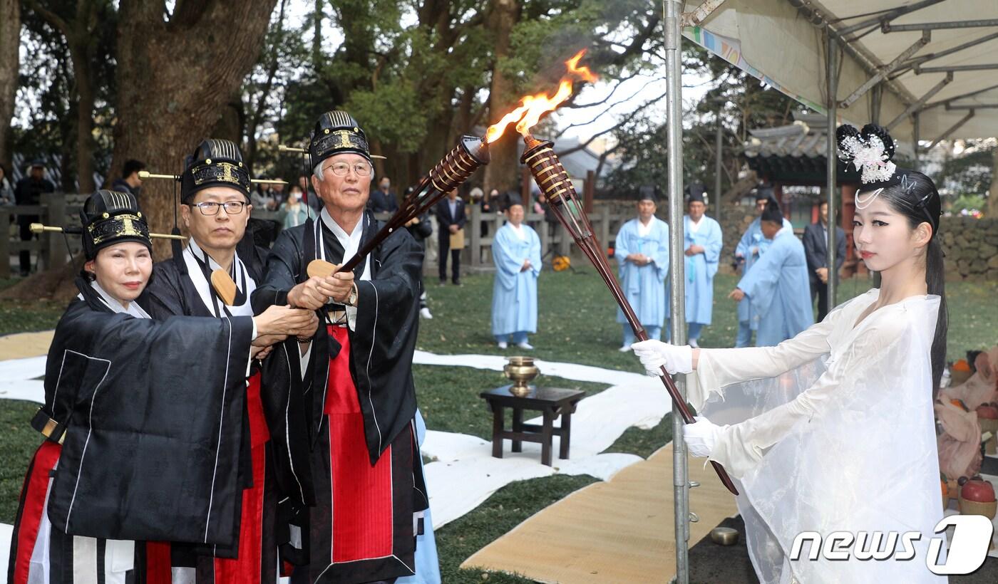 국내 최대 규모의 불놀이인 &#39;2023 제주들불축제&#39; 첫날인 9일 오후 탐라국 개국신화가 깃든 제주시 이도1동 삼성혈에서 들불 불씨 채화제례가 봉행되고 있다.2023.3.9/뉴스1 ⓒ News1 오미란 기자