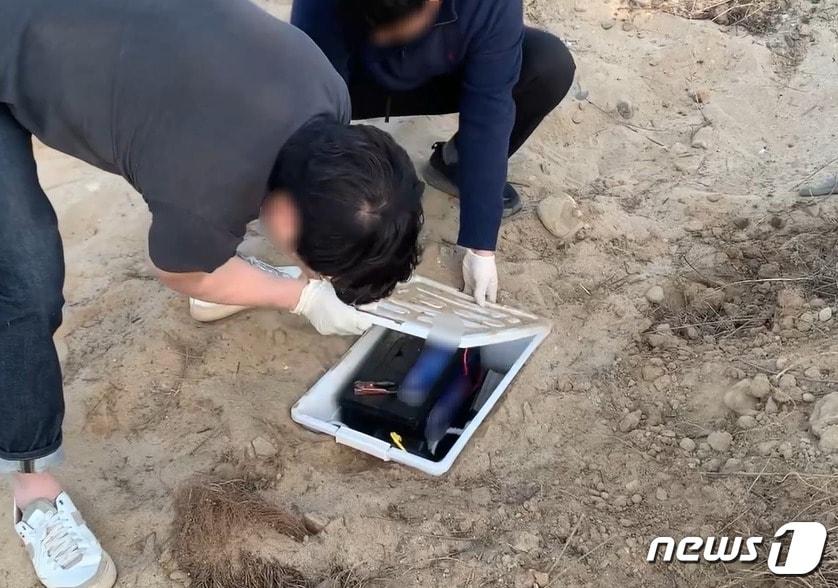 지난 3월7일 경북 성주군 선남면 용신리 일대 갈대밭에 설치된 중계기.&#40;부산경찰청 제공 영상 캡처&#41;