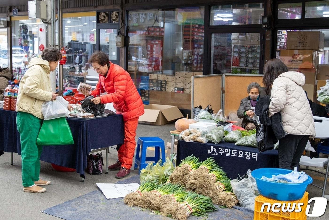 전통시장 주말토요장터.&#40;괴산군 제공&#41; / 뉴스1