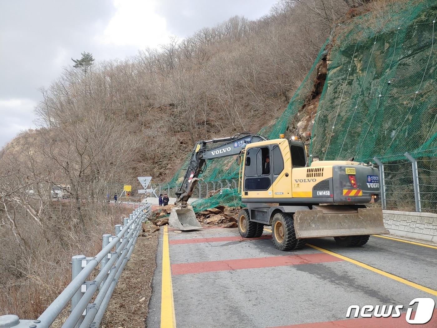  지난 3월 15일 군도 12호선인 지리산 노고단 일주도로 일부구간&#40;시암재~성삼재&#41;에 낙석사고가 발생했다&#40;구례군 제공&#41;2023.4.10/  