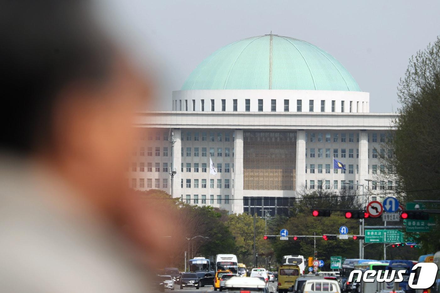 서울 영등포구 여의도 의사당대로에서 국회가 보이고 있다. 2023.4.10/뉴스1 ⓒ News1 황기선 기자