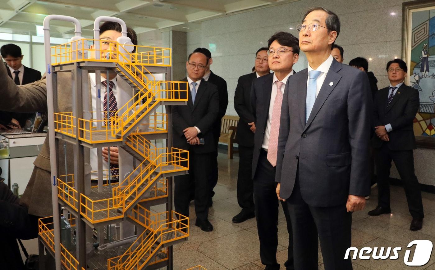 한덕수 국무총리가 오후 서울 종로구 정부서울청사 별관에서 열린 2050 탄소중립녹색성장위원회에 참석해 전시물을 살펴보고 있다. 2023.4.10/뉴스1 ⓒ News1 김명섭 기자