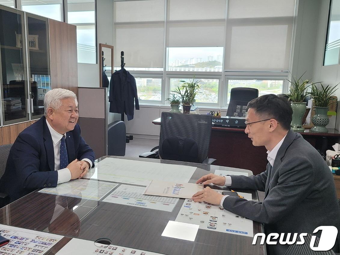 황인홍 전북 무주군수가 11일 국제 태권도 사관학교 설립을 위해 기재부 사회예산심의관 박금철 국장과 이야기를 나누고 있다.&#40;무주군 제공&#41;2023.4.11./뉴스1