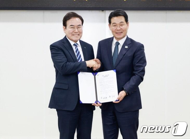 서거석 전북교육감&#40;왼쪽&#41;이 11일 권익현 부안군수와 교육협력 협약을 맺고, 인재육성과 폐교활용 등 지역 교육현안 해결에 힘을 모으기로 했다.&#40;전북교육청 제공&#41; 2023.4.11/뉴스1