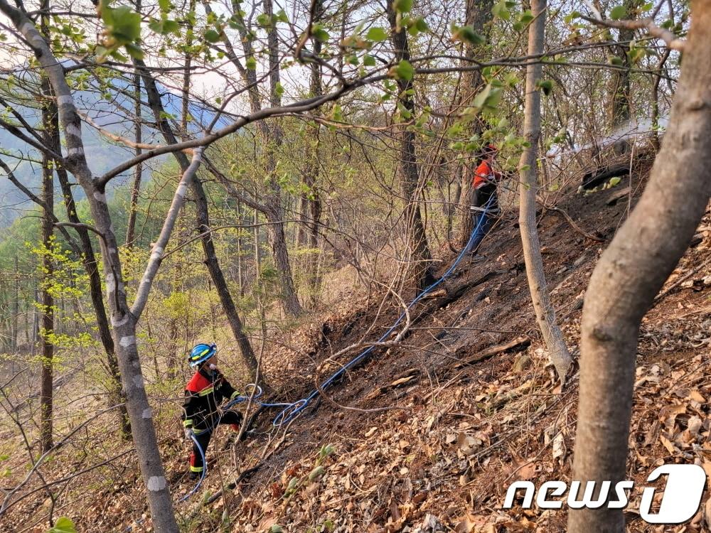 남해 산불 진화 장면&#40;산림청 제공&#41;. 2023.4.12