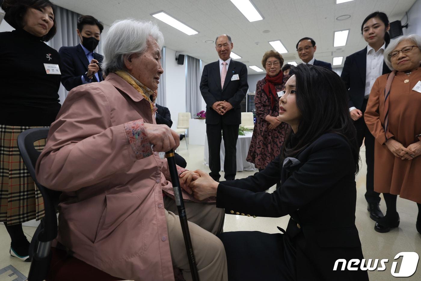 김건희 여사가 12일 경기 파주시 국립6·25전쟁납북자기념관에서 납북자·억류자 가족 10명을 만나 1977년 납북된 이민교 씨의 어머니 김태옥 씨의 손을 잡으며 위로하고 있다. &#40;대통령실 제공&#41; 2023.4.12/뉴스1 ⓒ News1 안은나 기자