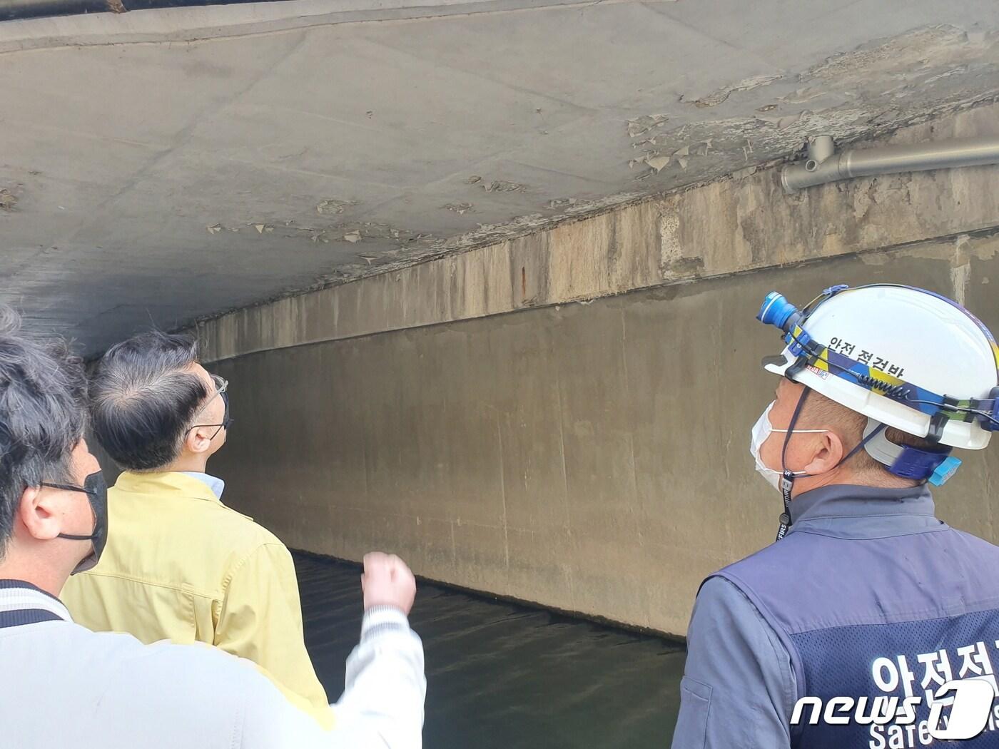 교량 현장점검 모습.&#40;안산시 제공&#41;