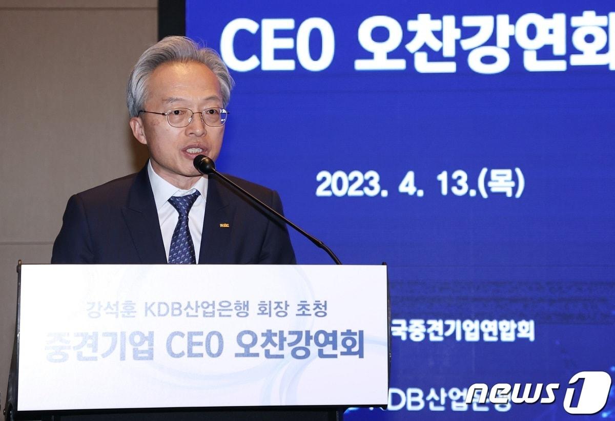 13일 제 182회 중견기업 CEO 오찬 강연회에서 최진식 중견련 회장이 개회사를 하고 있다. &#40;중견련 제공&#41;