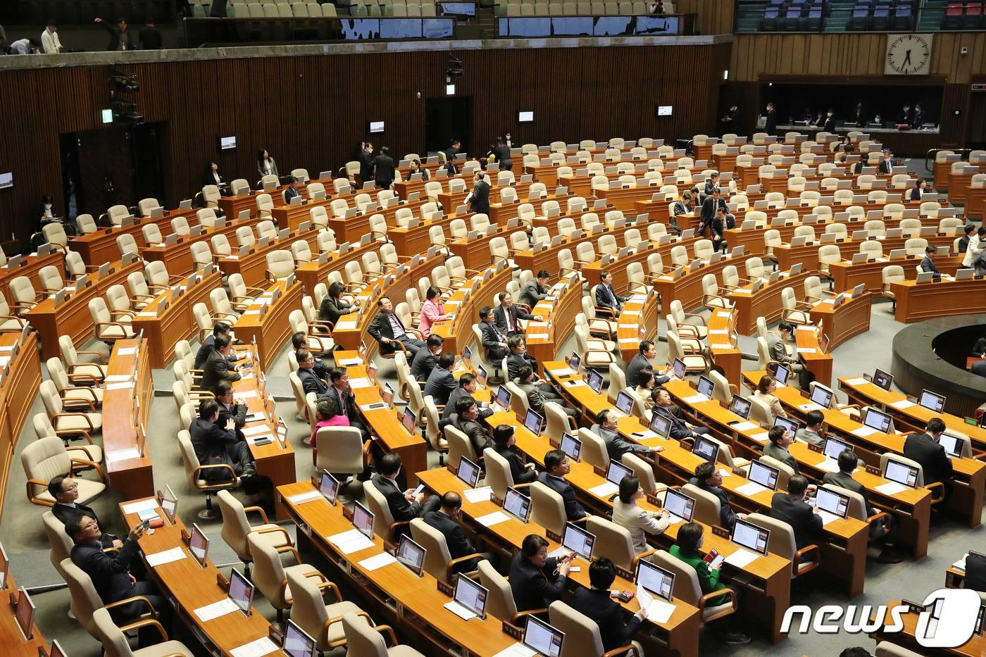 지난 13일 오후 서울 여의도 국회 제405회국회&#40;임시회&#41; 제4차 본회의서 간호사 업무 규정을 별도 법률로 분리해 간호사의 면허·자격·업무 범위·처우 개선 등을 담은 간호법 제정안이 본회의 상정이 불발되자 더불어민주당 의원들이 본회의장을 빠져나가 의원석이 텅 비어 있다. 2023.4.13/뉴스1 ⓒ News1 임세영 기자