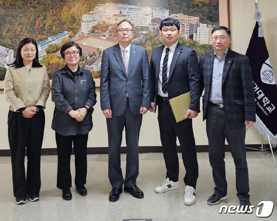 지난 12일 이병기 대전보건대 총장&#40;왼쪽부터 세번째&#41;과 서진무 대전 치과기공사회 회장&#40;오른쪽부터 두번째&#41;이 교내에서 업무협약을 맺고 기념사진을 촬영하고 있다.&#40;대전보건대 제공&#41;/뉴스1