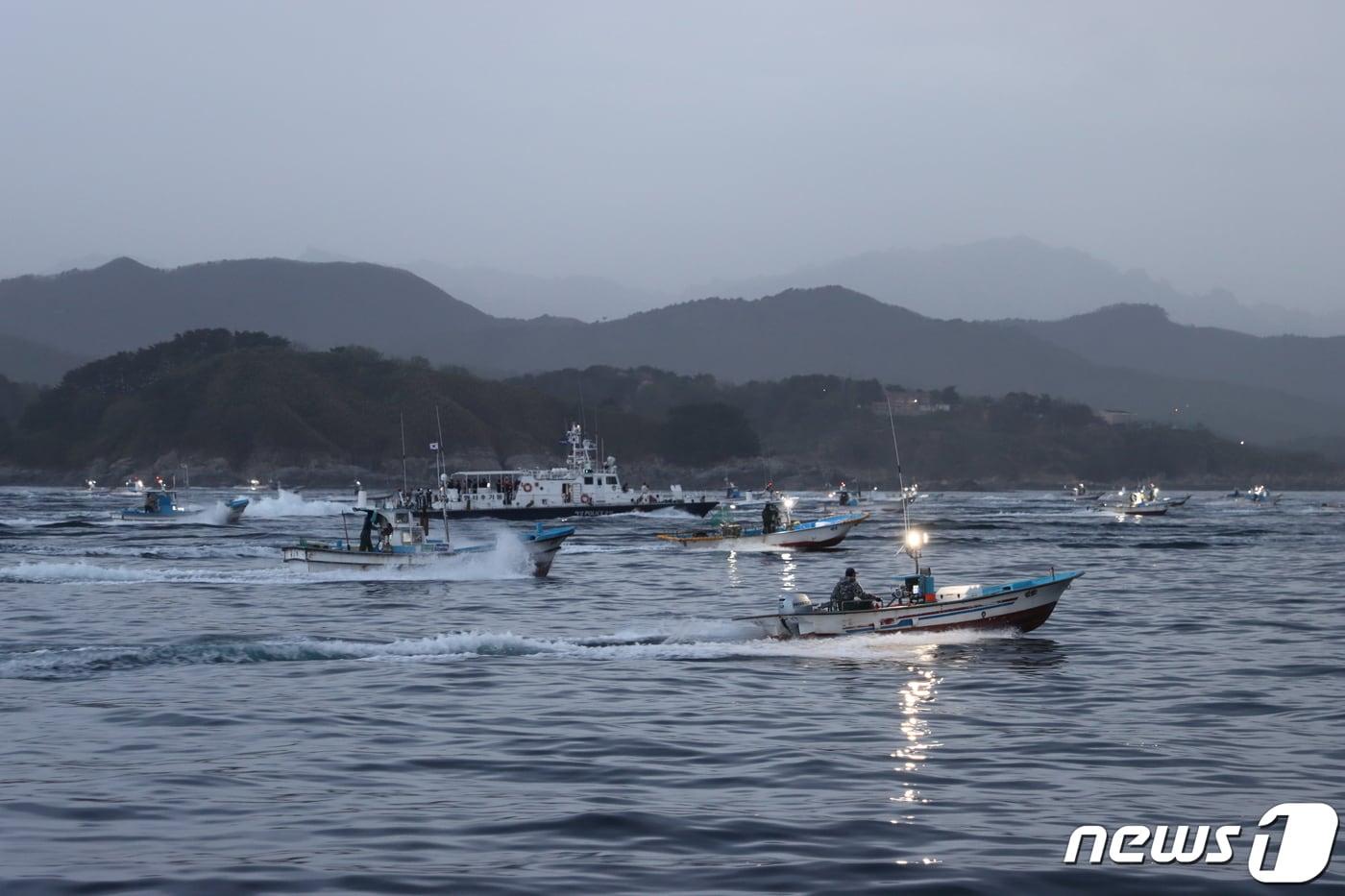 동해안 최북단 저도어장이 개장한 14일 새벽 해경의 경비 하에 어선들이 어장으로 진입하고 있다. &#40;사진은 기사 내용과 관련 없음&#41;속초해양경찰서 제공&#41; 2023.4.14/뉴스1 ⓒ News1 윤왕근 기자