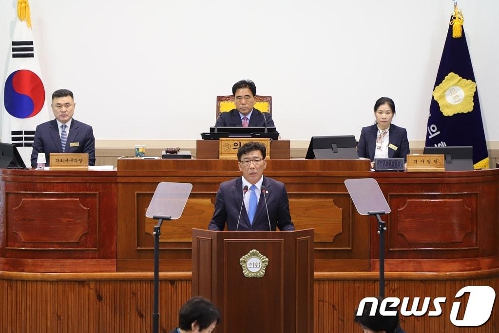 함안군의회 민주당 김영동 의원이 14일 열린 제290회 임시회에서 5분 발언을 하고 있다.&#40;함안군의회 제공&#41;