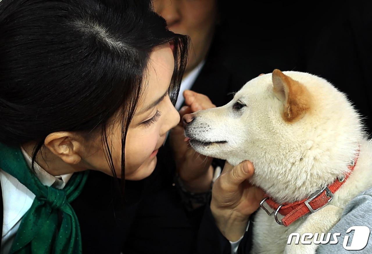 김건희 여사가 14일 대전 중구 태평전통시장을 방문해 한 상인이 키우는 유기견 로또와 인사하며 뽀뽀하고 있다. &#40;대통령실 제공&#41; 2023.4.14/뉴스1 ⓒ News1 안은나 기자