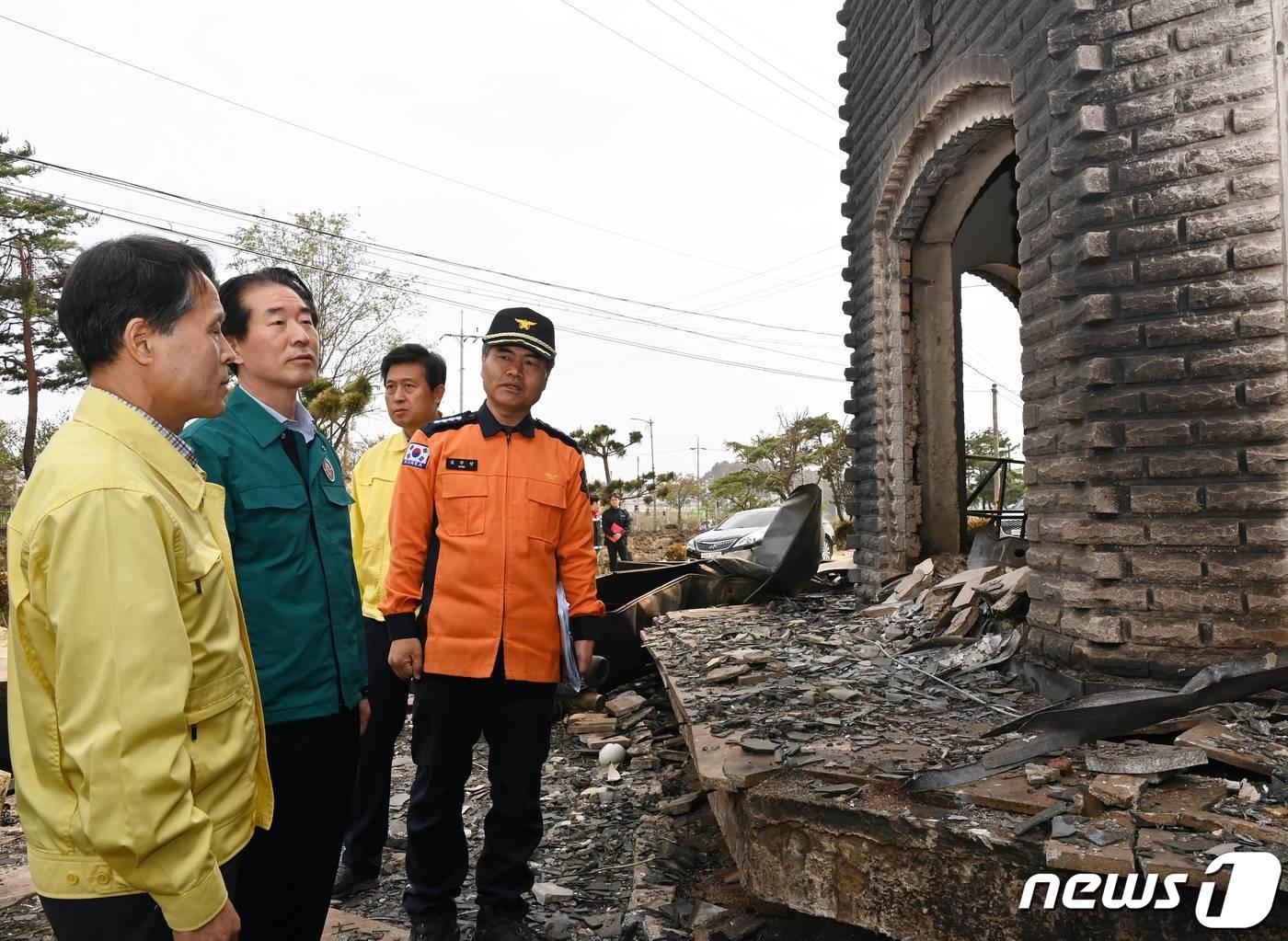 김성호 행정안전부 재난안전관리본부장이 지난 14일 오후 강원 강릉시 산불피해 현장인 안현동 펜션단지를 방문하여 산불피해 현황을 점검하고 항후 지원사항에 관한 의견을 나누고 있다. &#40;행정안전부 제공&#41; 2023.4.14/뉴스1